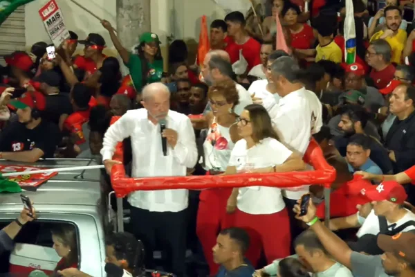 Lula diz que Globo não merece confiança após almoço de Flávio Lula diz que Globo não merece confiança após almoço de Flávio