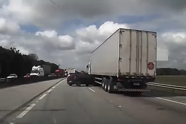 Carro quase para embaixo de carreta na BR-101 em Itapema (SC)
