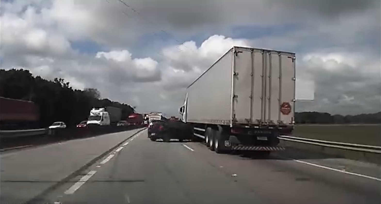Carro quase para embaixo de carreta na BR-101 em Itapema (SC)