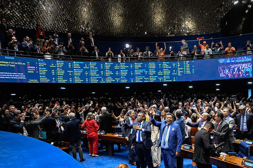 Senado aprova PEC que acaba com a escala 6x1 e fixa transição de 14 meses