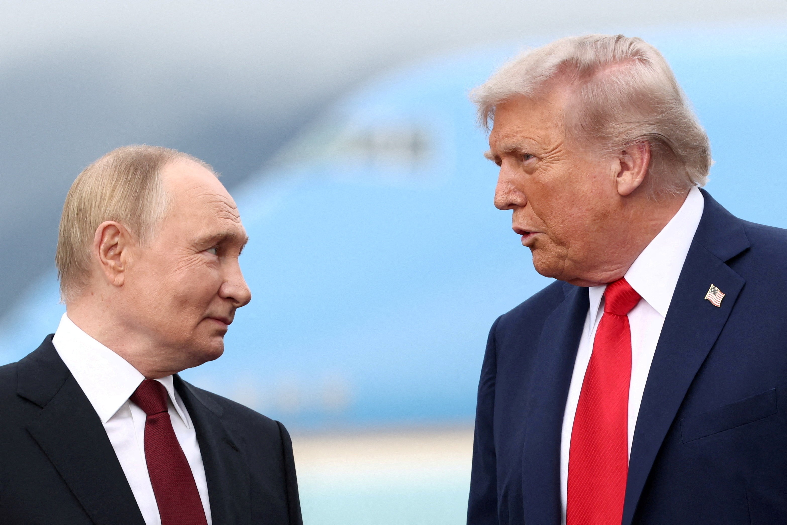 Trump suspende tarifas e sanções contra compradores de petróleo russo