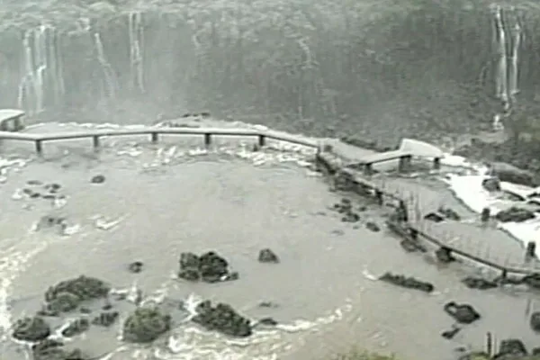 Passarela das Cataratas resiste à cheia por fundação na rocha