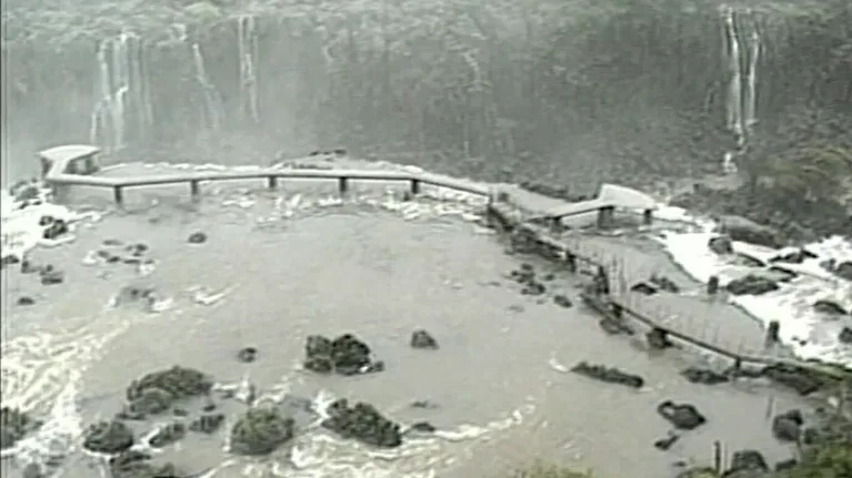 Passarela das Cataratas resiste à cheia por fundação na rocha