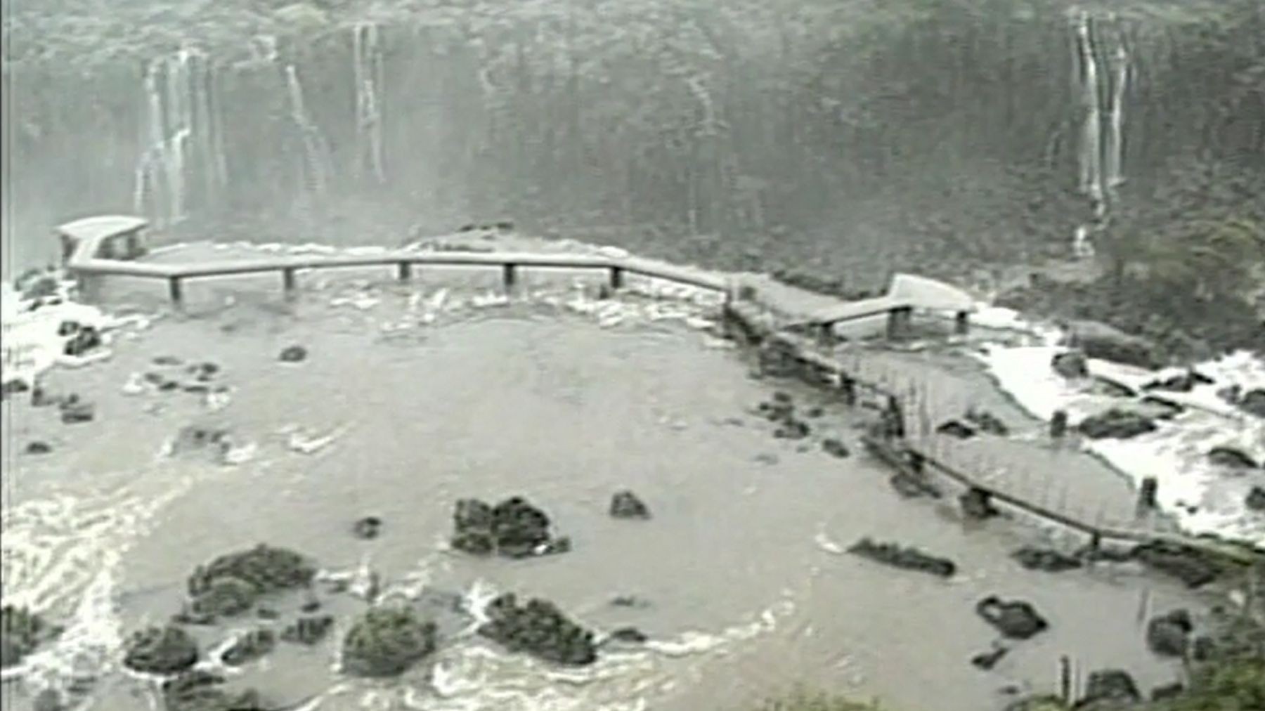 Passarela das Cataratas resiste à cheia por fundação na rocha