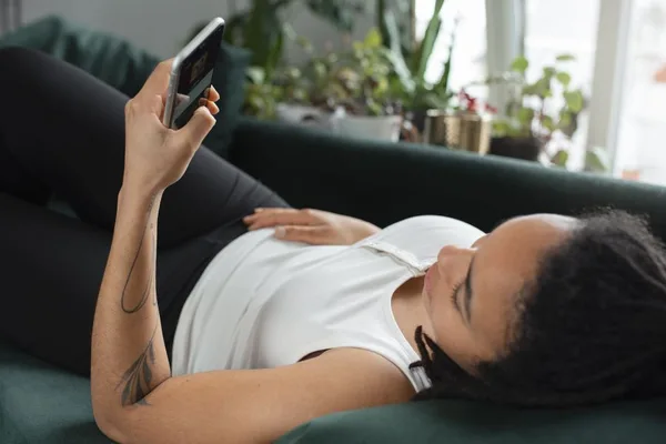 Celular com braço dobrado por muito tempo pode lesionar nervos