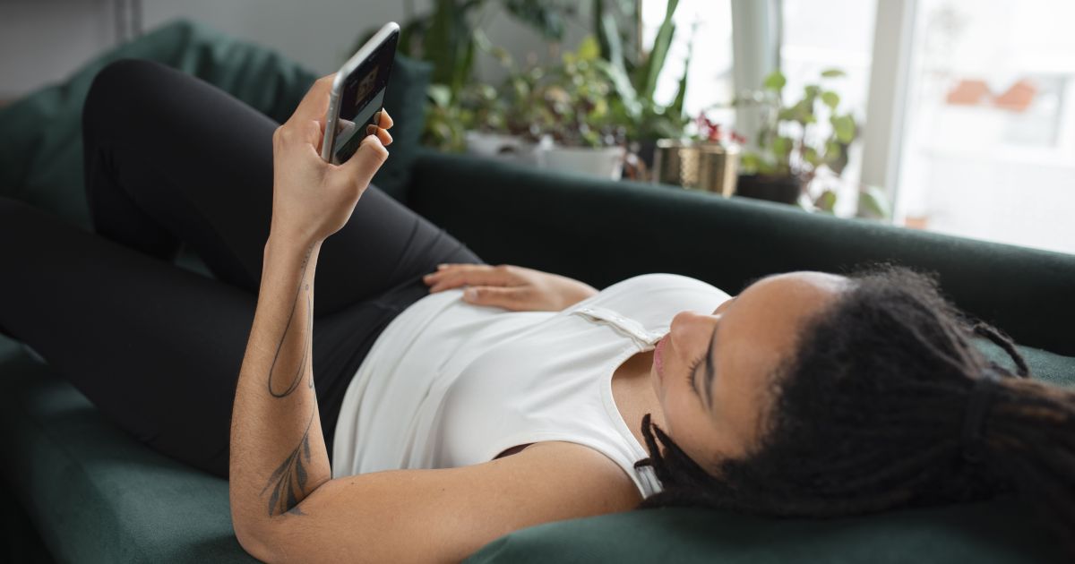 Celular com braço dobrado por muito tempo pode lesionar nervos