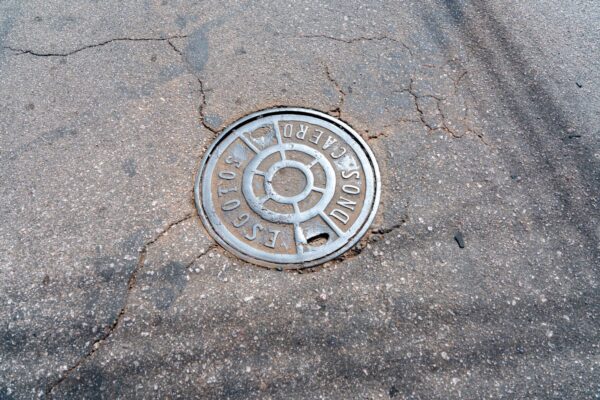 Bueiros com tampas furtadas causam prejuízos à população