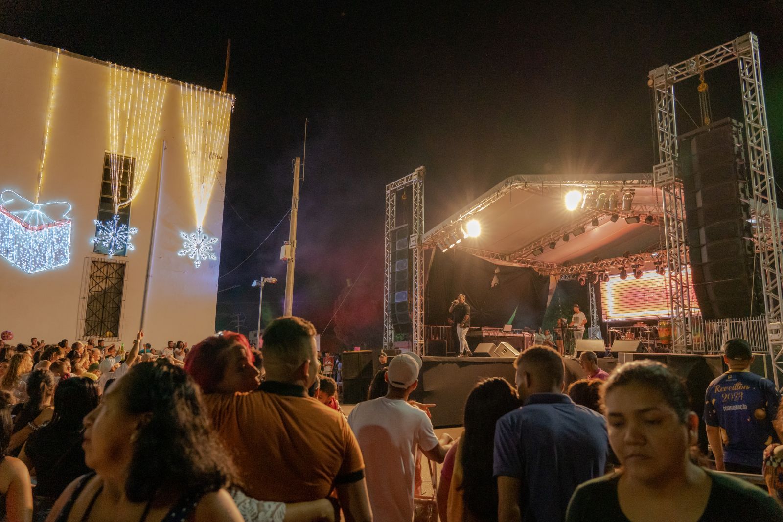 Estrutura para a festa da virada começa a ser instalada nesta quinta-feira (28)