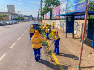 www.deixaeutefalar.com.br Prefeitura segue com trabalhos de limpeza em ruas e avenidas do município