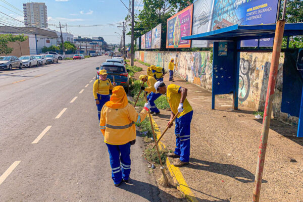 Prefeitura segue com trabalhos de limpeza em ruas e avenidas do município