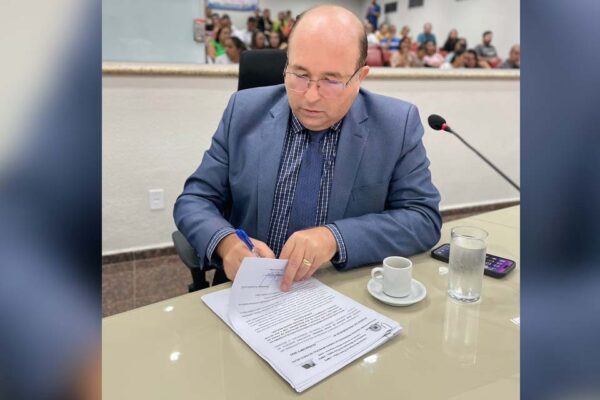 Vereador Edwilson Negreiros intervém e SEMOB faz operação tapa-buracos no Bairro Nova Porto Velho