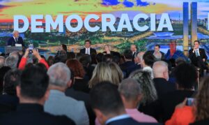 www.deixaeutefalar.com.br Ato no Congresso reforça poder da democracia no pós 8/1