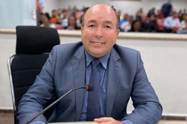 SEMOB providencia limpeza de canal no Lagoinha após solicitação de Edwilson Negreiros