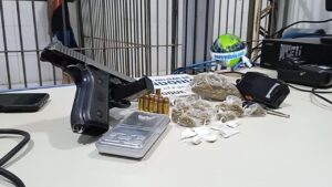 www.deixaeutefalar.com.br BPChoque prende foragido com drogas e pistola da PM em residencial
