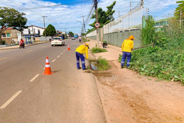 Serviço de limpeza é realizado diariamente em diversos pontos de Porto Velho