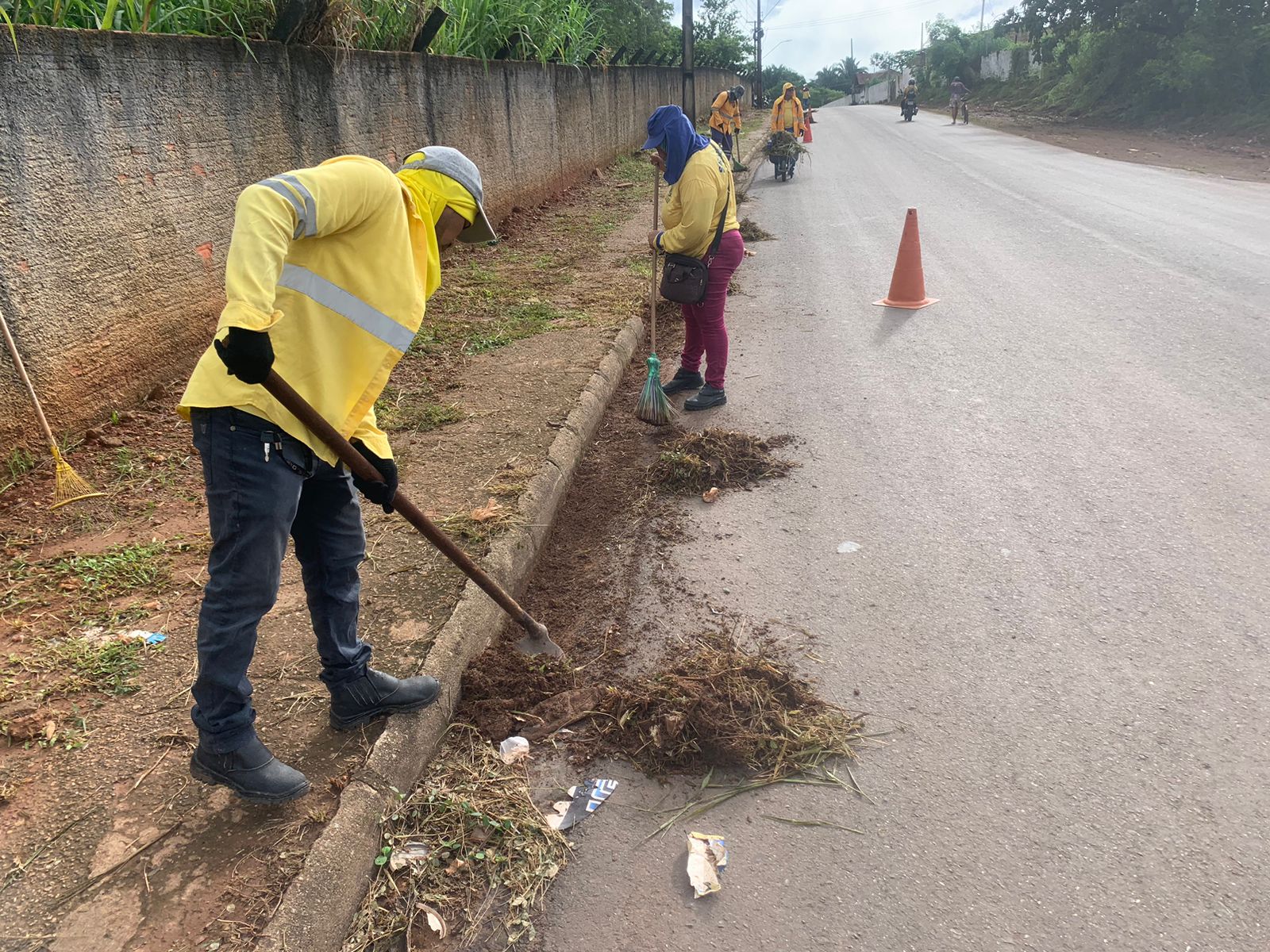 Prefeitura realiza serviços de manutenção e limpeza em vários pontos da cidade