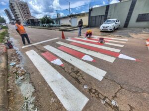 Prefeitura executa pintura customizada em faixas de pedestres nas imediações de escolas