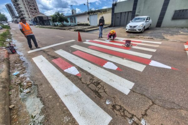 Prefeitura executa pintura customizada em faixas de pedestres nas imediações de escolas