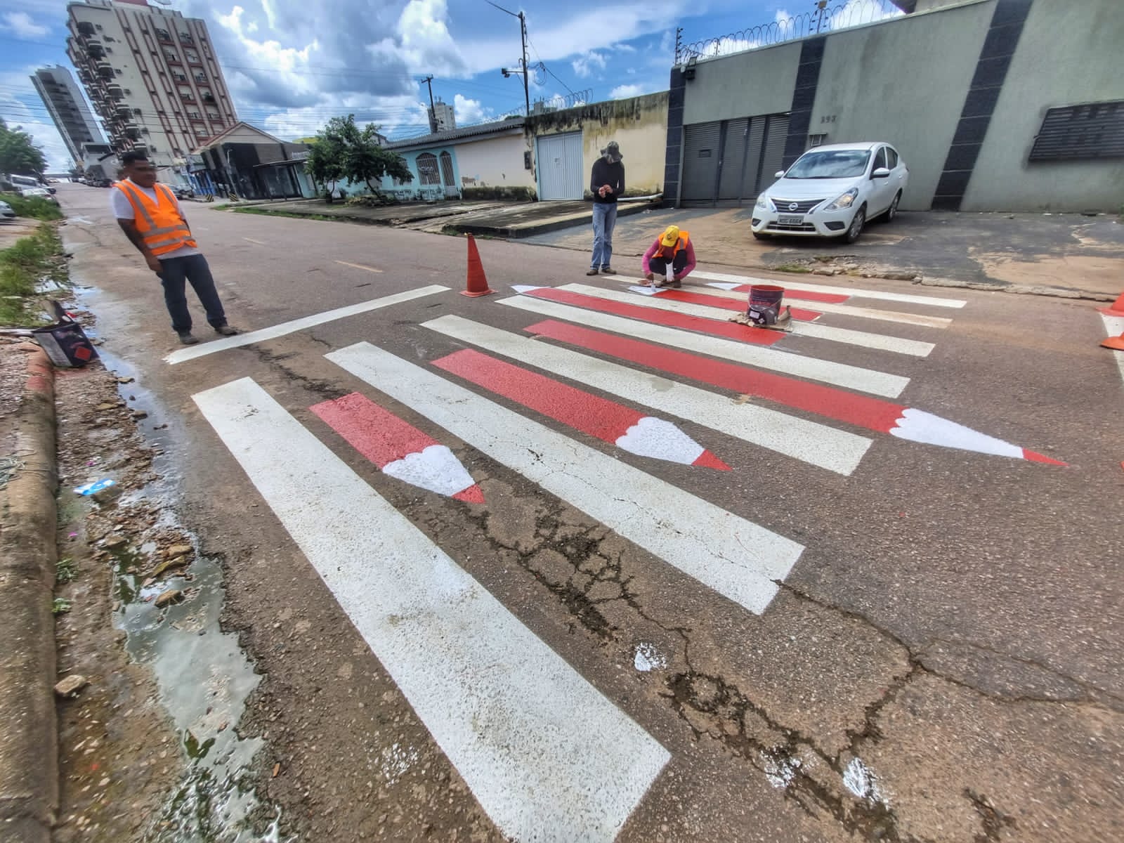 Prefeitura executa pintura customizada em faixas de pedestres nas imediações de escolas