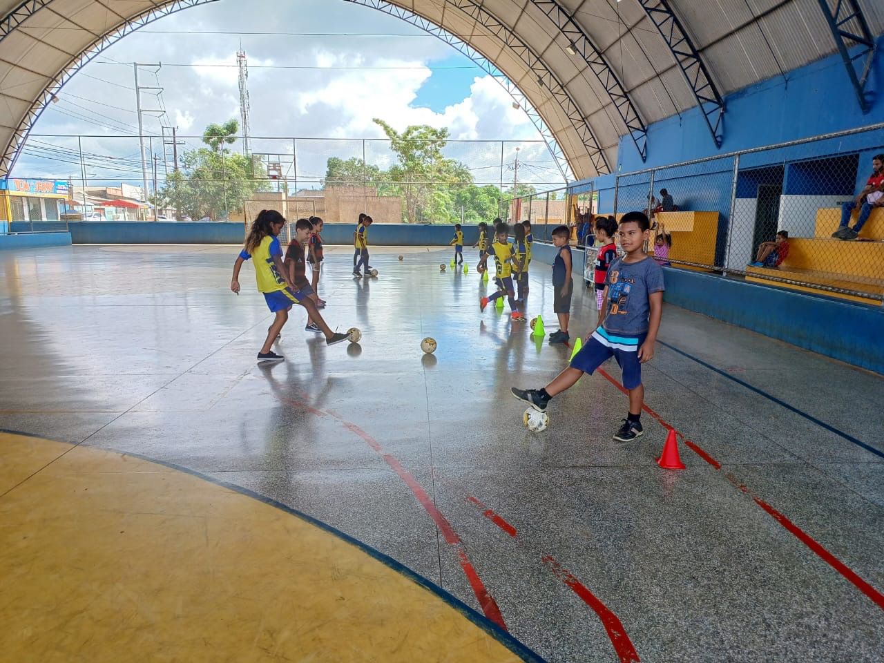 Programa Talentos do Futuro oferece vagas para novos alunos na modalidade de futsal no bairro Nacional
