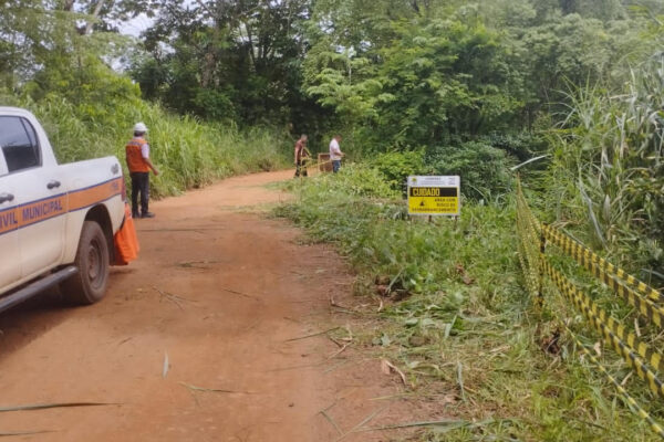 Defesa Civil Municipal sinaliza trecho que oferece perigo de desmoronamento de barranco