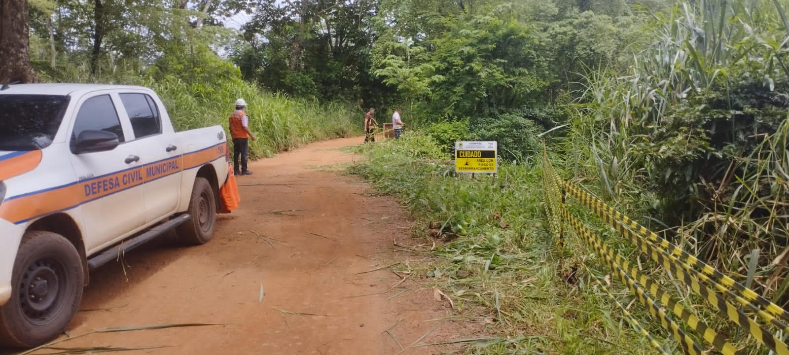 Defesa Civil Municipal sinaliza trecho que oferece perigo de desmoronamento de barranco