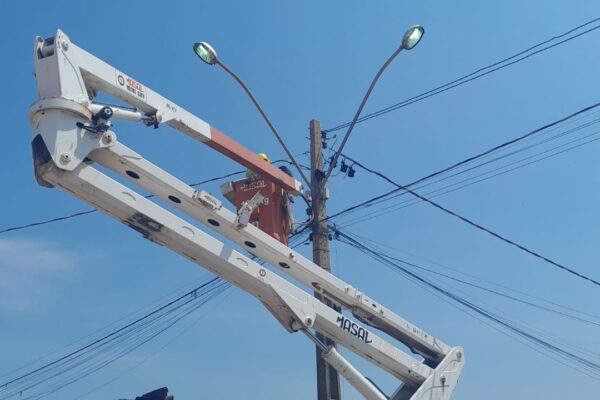 Vereador Edwilson Negreiros solicita e EMDUR substitui lâmpadas de LED no Bairro Três Marias