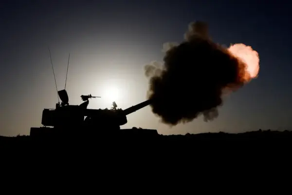 Israel ataca alvos em Gaza e aguarda anúncio do Hamas sobre reféns