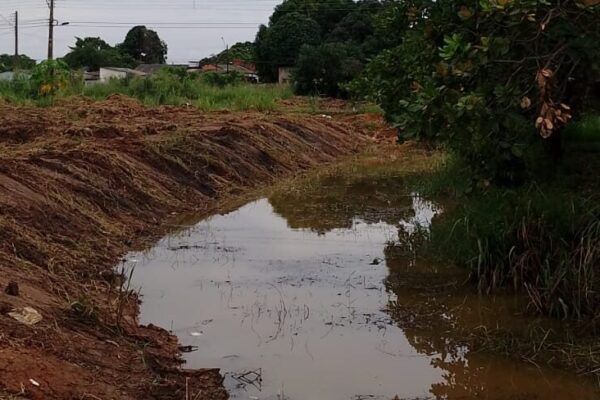 SEMOB providencia limpeza de canal no Bairro São Francisco após pedido de Edwilson Negreiros