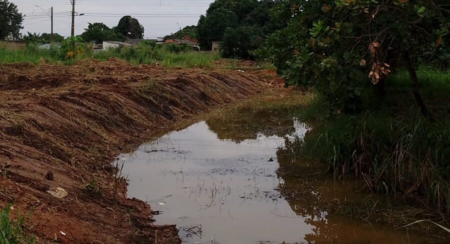 SEMOB providencia limpeza de canal no Bairro São Francisco após pedido de Edwilson Negreiros