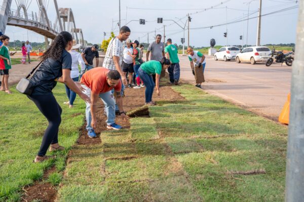 Prefeitura e parceiros instalam vasos gigantes com plantas ornamentais e realizam plantio de grama no Espaço Alternativo