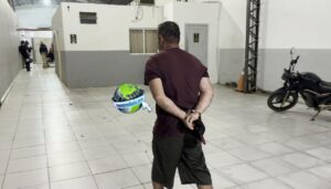 www.deixaeutefalar.com.br Ladrão pede água em residência e tenta fugir com embarcação do morador no Bate Estacas