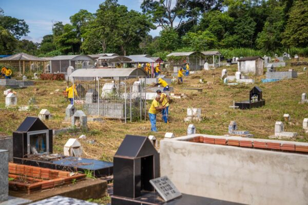 Prefeitura segue realizando mutirões de limpeza nos bairros, avenidas e espaços públicos