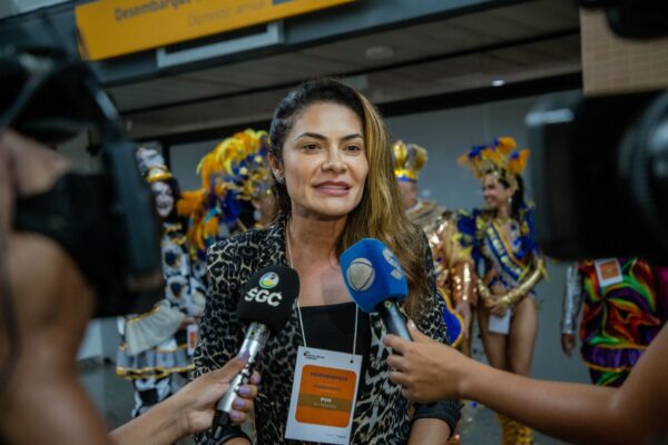 Turistas são recebidos em clima de festa no aeroporto de Porto Velho