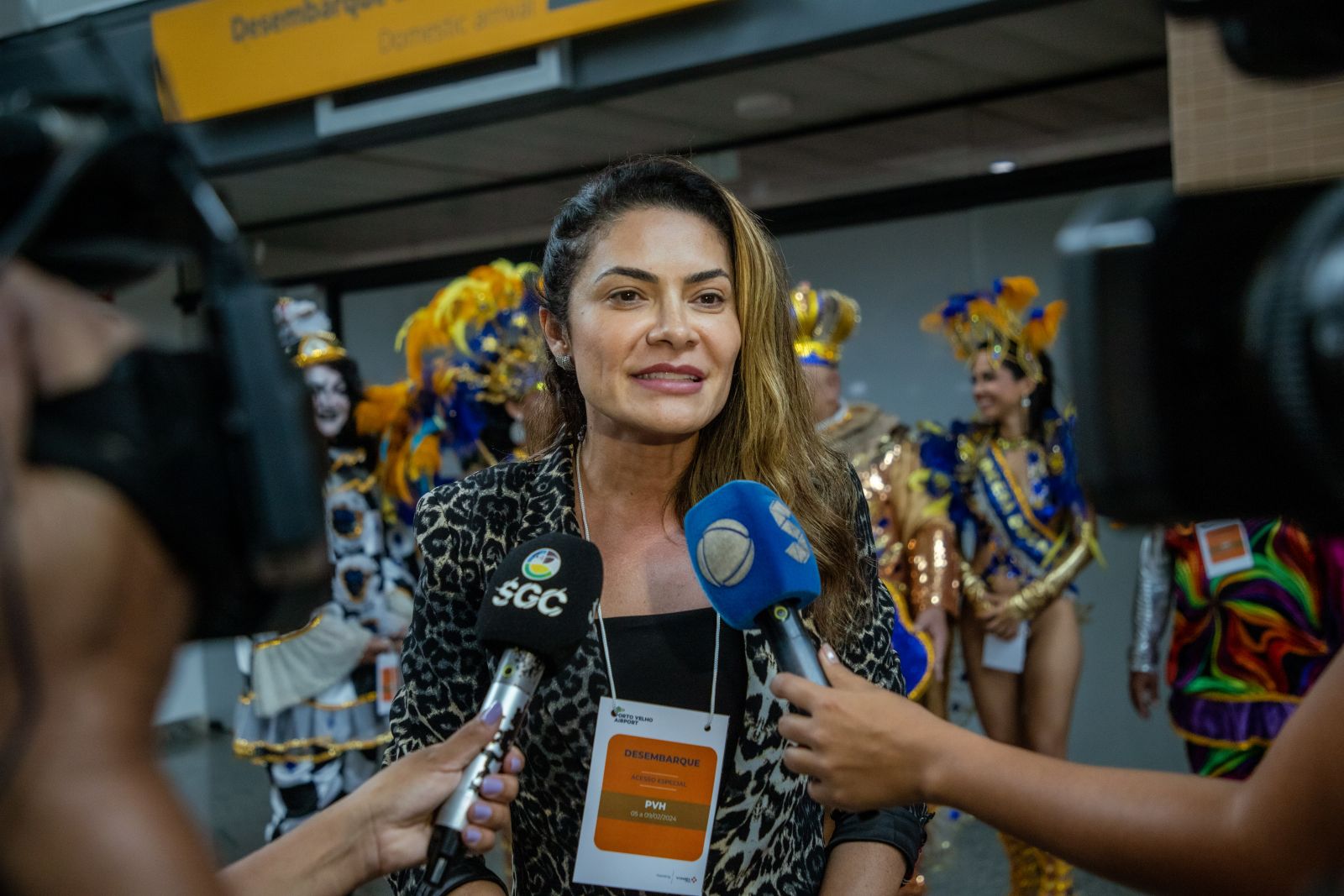 Turistas são recebidos em clima de festa no aeroporto de Porto Velho