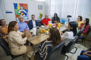 www.deixaeutefalar.com.br Novo veículo é entregue à Associação dos Pais e Amigos dos Autistas em Rondônia