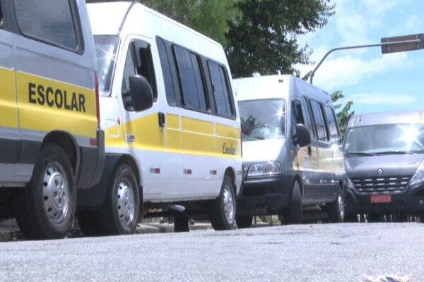 Semtran vistoria vans de transporte escolar e alerta para riscos do transporte clandestino