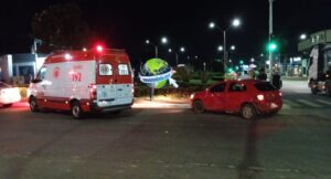 www.deixaeutefalar.com.br Motoboy para no canteiro central após batida com carro na Avenida Jorge Teixeira