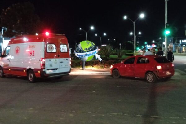 Motoboy para no canteiro central após batida com carro na Avenida Jorge Teixeira