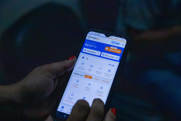 Aplicativo que permite carregamento online do Comcard soma mais de 400 mil downloads; veja como usar