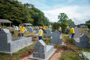 Prefeitura realiza mutirão de limpeza no cemitério Santo Antônio