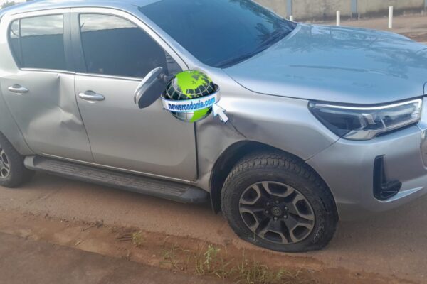 Hilux entra preferencial e causa grave acidente com motociclista na zona sul