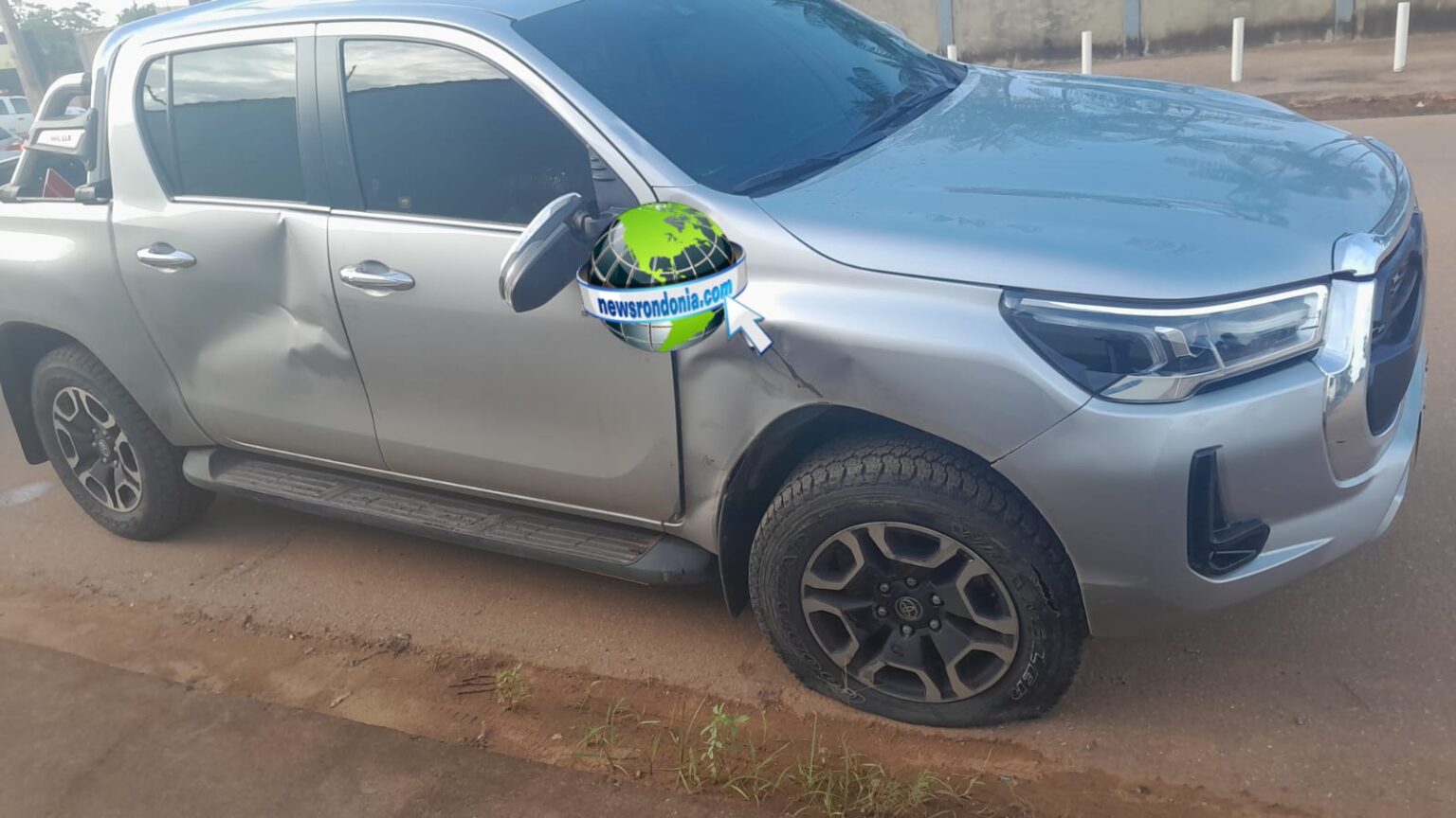 Hilux entra preferencial e causa grave acidente com motociclista na zona sul