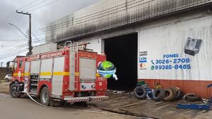 www.deixaeutefalar.com.br Empresa é atingida por incêndio na zona sul