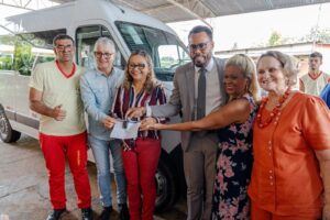 www.deixaeutefalar.com.br Prefeitura de Porto Velho adquire van para atender alunos da Instituição Pestalozzi
