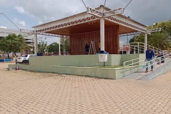 Praça Aluízio Ferreira, revitalizada pela Prefeitura, é alvo de furto de fios e lâmpadas