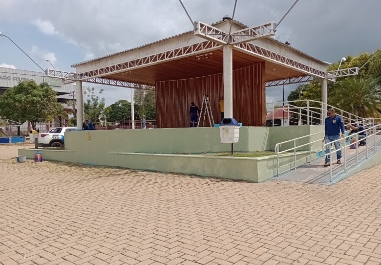 Praça Aluízio Ferreira, revitalizada pela Prefeitura, é alvo de furto de fios e lâmpadas