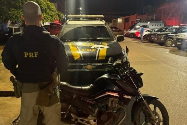 PRF detém homem com motocicleta adulterada e dois mandados de prisão em aberto em Porto Velho