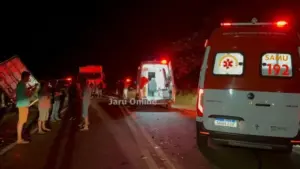 www.deixaeutefalar.com.br Grave acidente na BR 364 envolvendo dois veículos e uma carreta, deixa ao menos 4 feridos