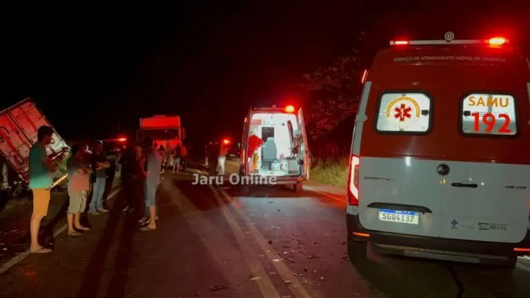 Grave acidente na BR 364 envolvendo dois veículos e uma carreta, deixa ao menos 4 feridos
